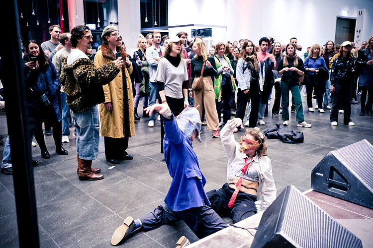 Museumsnacht 2024: ein großes Publikum schaut zwei Performance-Künstler:innen im Rautenstrauch-Joest-Museum zu